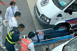 为医者仁心点赞！青岛红狮队医在航班上对身体不舍乘客妥善救治